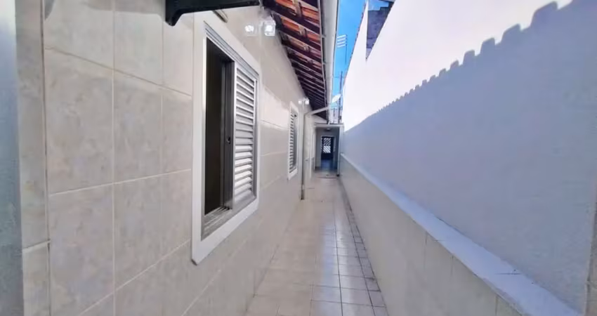Casa reformada a pouco passos do novo shopping no bairro mirim, 3 dormitórios, 1 suíte, 2 vagas, espaço gourmet, casa ampla e bem ventilada