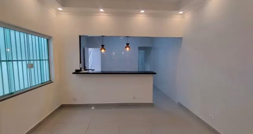 Casa totalmente reformada, a 100 metros da praia, 3 dormitórios, 3 suítes, 3 vagas, 140 m² de área útil, no bairro caiçara praia grande -sp