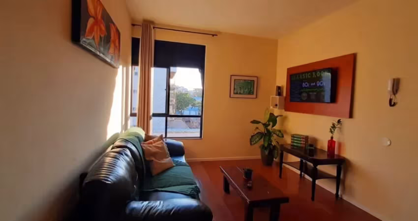 Apartamento 3 quartos na rua Tamoio. 30 metros da praia.