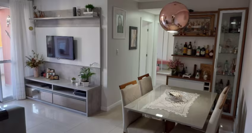 Apartamento 2 dorm, 1 vaga, ampla varanda. Barreiros, São José SC