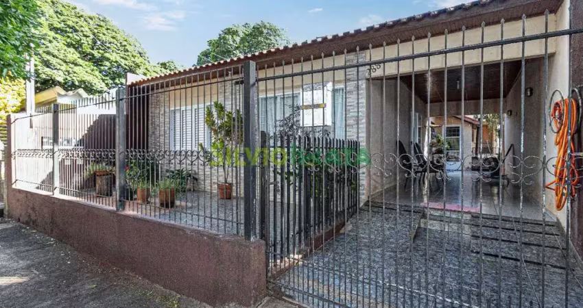 Casa com amplo terreno â venda no bairro Zona 03!