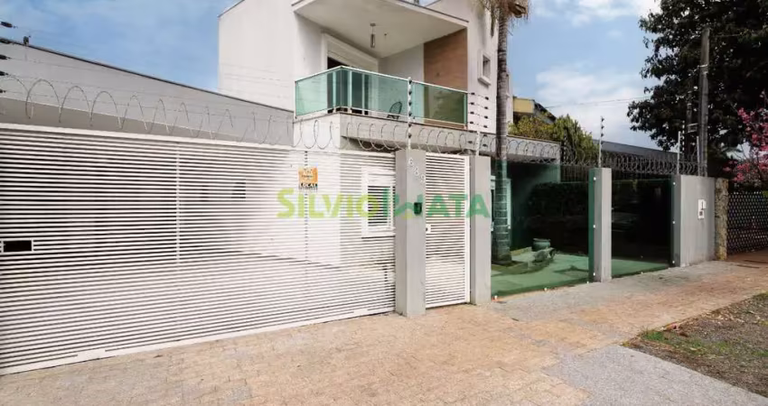 Sobrado à venda no jardim das nações em maringá - área de lazer com pergolado e piscina e também 5 suítes incluindo uma master com hidromassagem, closet e sacada.