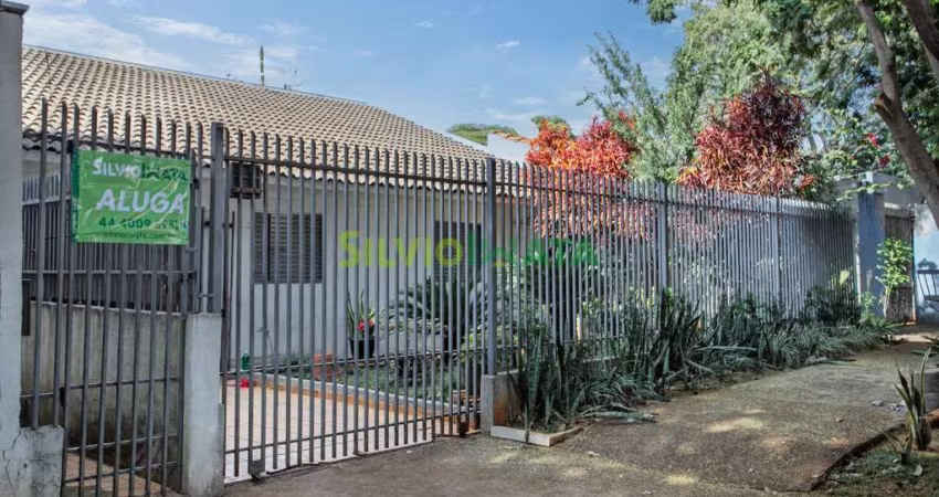 EXCELENTE CASA DE FUNDO, SEMI-MOBILIADO PARA MORAR NO JARDIM SÃO SILVESTRE.