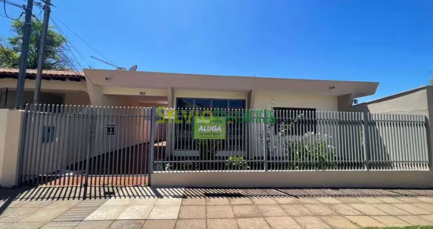 Excelente casa de 02  suítes, amplo quintal e espaco de lazer, para morar na zona 04.