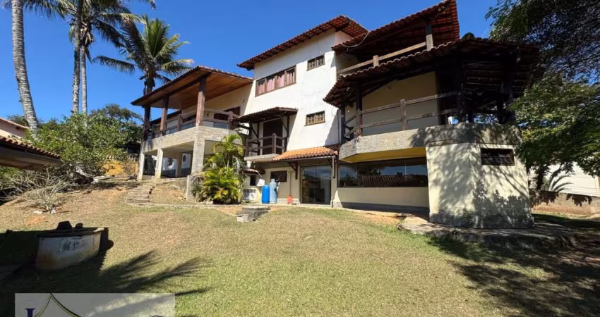 Casa em Village São Roque com 04 suítes