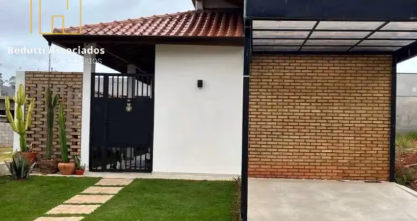 Casa térrea 3 quartos, 2 suítes, closet, piscina, aquecimento solar.