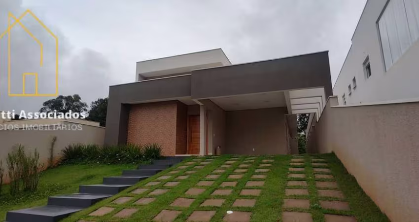 Casa totalmente térrea com 03 suítes, 01 master, área verde, 6 vagas..