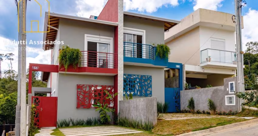 Casa com 03 dormitórios, em condomínio com quintal.