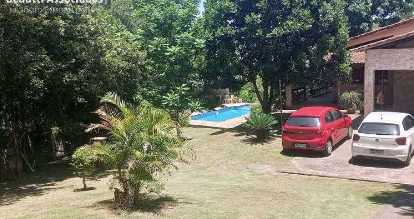 Casa totalmente TÉRREA, com piscina, churrasqueira e amplo terreno.
