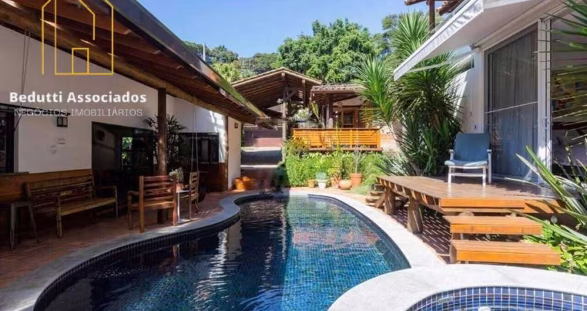 Casa com 03 dormitórios, Piscina, Lareira, espaço fitness, área gourmet
