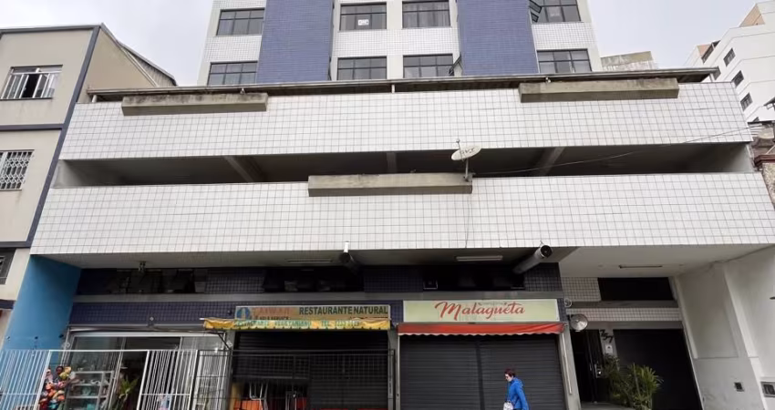 Apartamento de quarto e sala, com localização excelente, na rua Benjamin Constant!