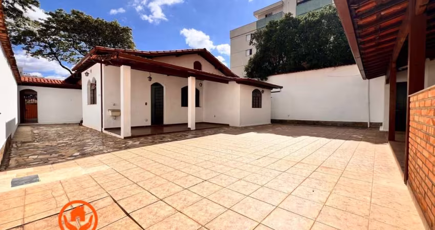 CASA À VENDA NO BAIRRO CASTELO, 4 QUARTOS, 4 VAGAS, QUINTAL COM CHURRASQUEIRA, HABITE-SE, LOTE DE 420M², 240M²