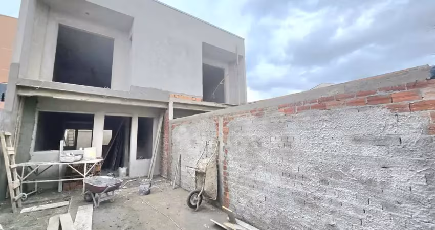 Sobrado 3 quartos sendo 1 suíte (1 dos dormitórios no piso inferior) no sítio cercado entrega em dez 25.