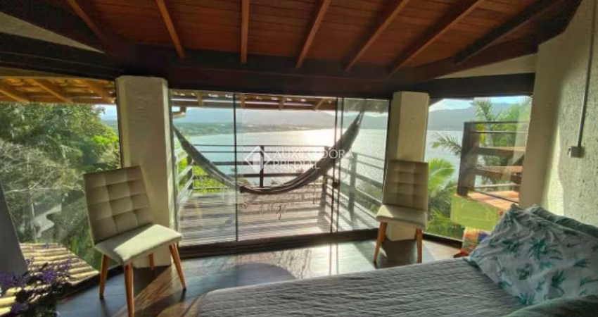 Casa com 3 quartos para alugar na Rodovia Jornalista Manoel de Menezes, 631, Barra da Lagoa, Florianópolis