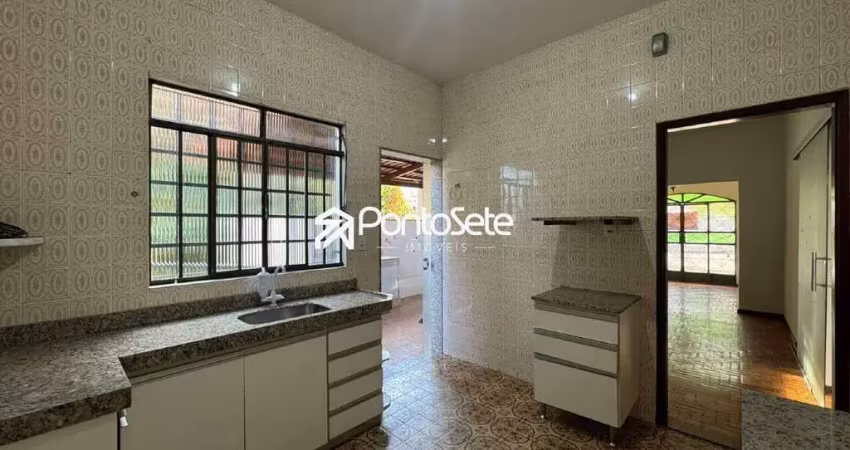 Casa com 3 quartos para alugar no Centro, Divinópolis 