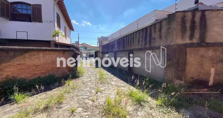 Localização central e com o charme das construções antigas, recuada e com área aproximada de 400m²;.