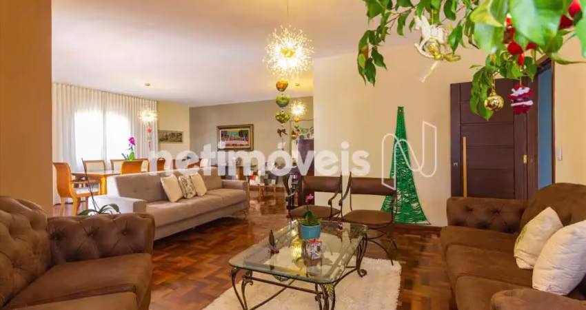 Excelente casa linear ampla e arejada no castelo, 03 vagas livre, excelente estado de conservação.