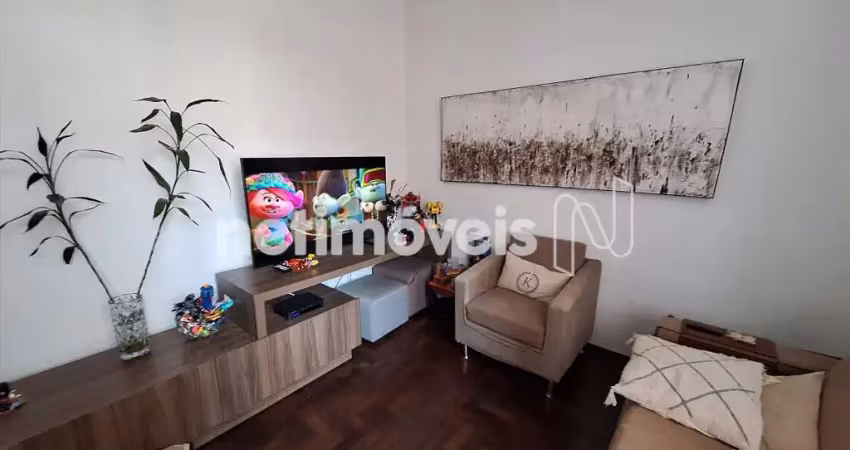Ótimo apartamento no cruzeiro, prédio pequeno com elevador, em rua tranquila e de pouco movimento.