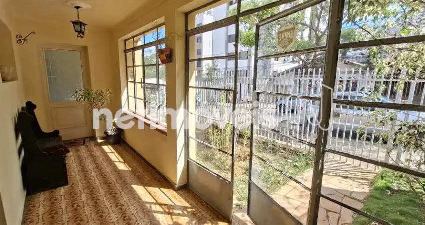Casa vintage na serra, excelente planta 3 quartos com suíte e quintal para uma vida de verdade.