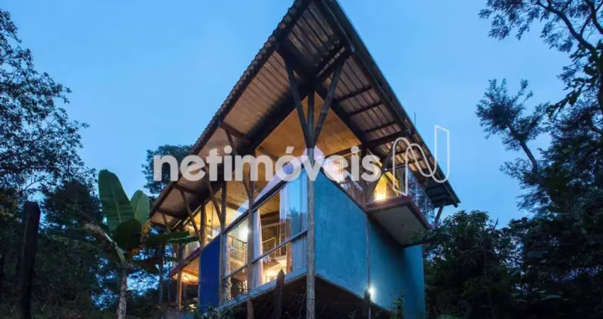 Casa condomínio mãe terra, bela arquitetura, 2 suítes, bosque, árvores frutíferas, lago e horta.