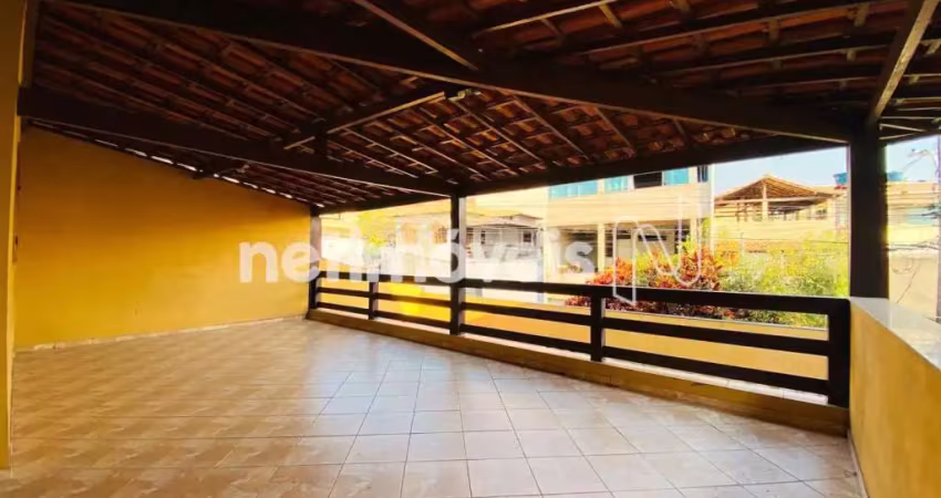 Casa 4 quartos, suíte, varandão, terraço, aceita financiamento, reformada, 3 vagas e quintal.