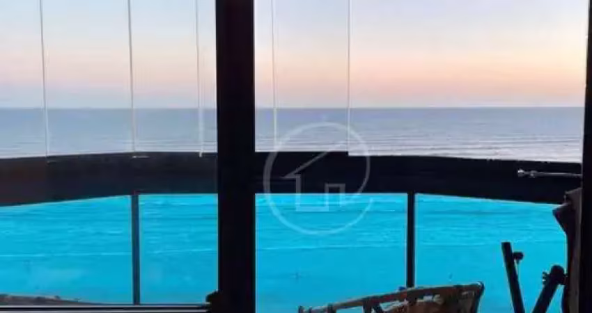 Apto Caiçara, Frente Mar, mobiliado, 2 quartos sendo 1 suíte, sacada, garagem.