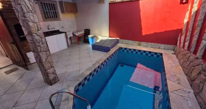 Casa caiçara, piscina e churrasqueira, 03 quartos, 03 banheiros.