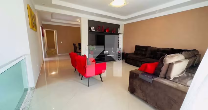 Casa térrea com 3 suites, piscina e 5 vagas de garagem  à Venda, 224m² construidos, Horto Santo Ant