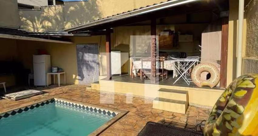 Belíssima Casa à venda com 3 Dormitórios sendo 1 Suíte, Quintal com Espaço Gourmet e Piscina, Jardi
