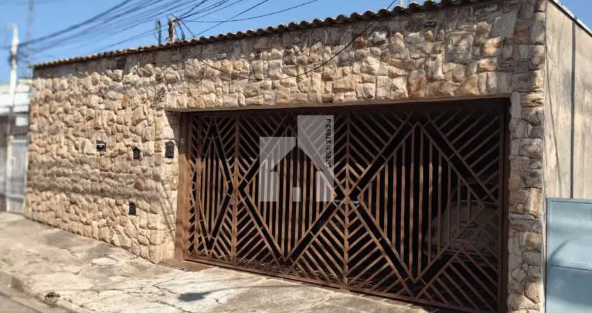Casa à venda, 2 dormitorios (mais 2 no quintal), garagem coberta comn portão eletronico para 3 carr
