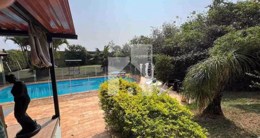 Linda casa com 3 dormitórios (1 suíte) a venda, 1000m² totais - piscina com área gourmet - condomín