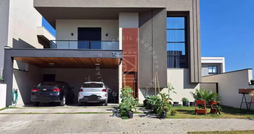 Sobrado, 3 suítes, 243m², moveis planejados, 2 vagas.