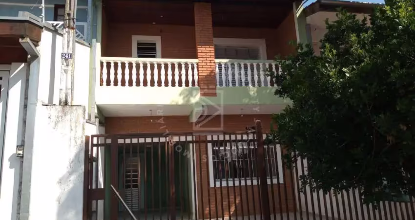 Casa assobradada com 3 quartos sendo 1 suíte com hidromassagem, 2 vagas.