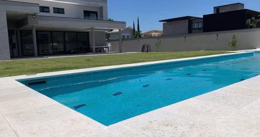 Casa de Alto Padrão em Condomínio Fechado -1200 m², 4 Suítes, Urbanova