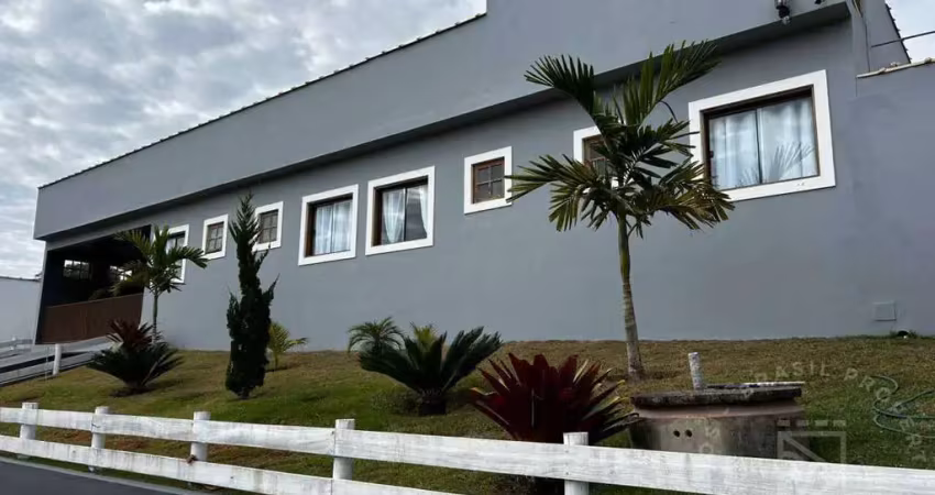 Casa de campo com 400m terreno com  4 suítes  em paraibuna sp