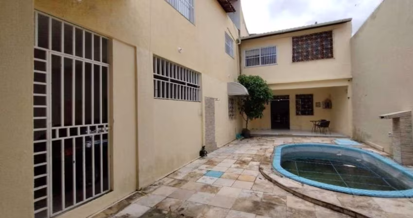 Casa com 7 dormitórios, 240 m² - venda por R$ 900.000,00 ou aluguel por R$ 3.500,00/mês - Fátima - Fortaleza/CE