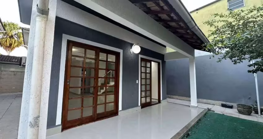 Casa em condomínio fechado com 3 quartos à venda na Estrada dos Bandeirantes, Vargem Pequena, Rio de Janeiro