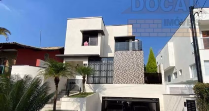 Imperdível casa em condomínio à venda em Taboão da Serra-SP, Parque Monte Alegre: 3 quartos, 1 suíte, 3 salas, 4 banheiros, 5 vagas de garagem, 283m²!