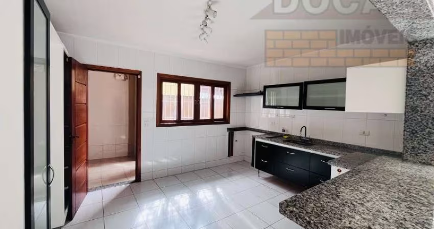Excelente Casa para Locação no Parque Assunção em Taboão da Serra-SP: 3 quartos, 1 suite, 2 salas, 2 banheiros, 2 vagas, 145,02 m².