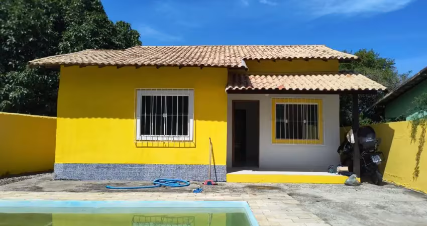 Casa com dois quartos, sendo uma suíte, em terreno de 240m2, com piscina e quintal