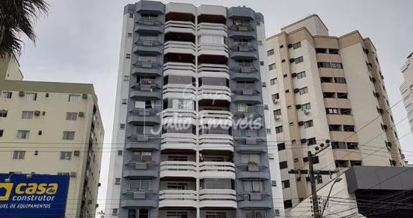 Apartamento 03 Dormitorios no Centro.