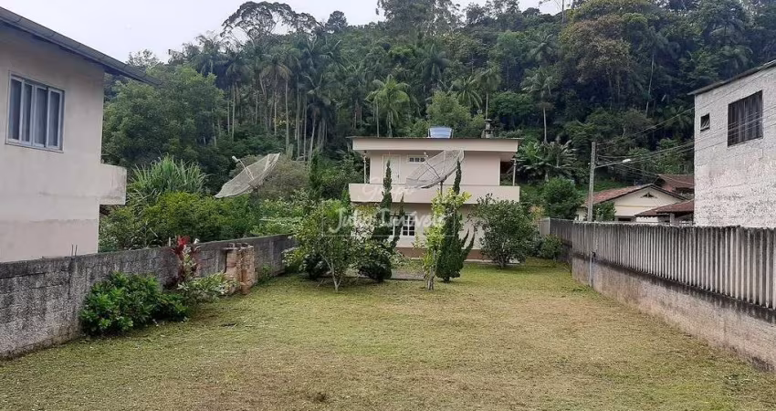 Terreno espaçoso na Primeiro de Maio