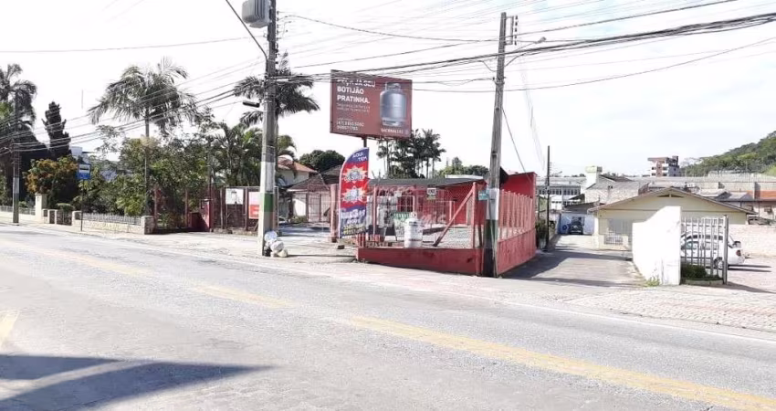 Terreno comercial na Primeiro de Maio à venda
