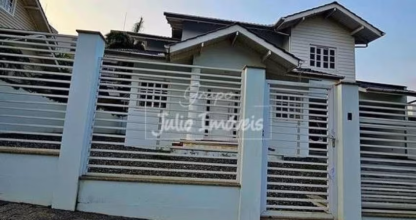 Casa 3 suítes sendo 1 master no Centro de Brusque