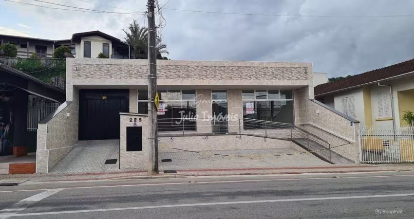 Sala comercial com estacionamento no Centro