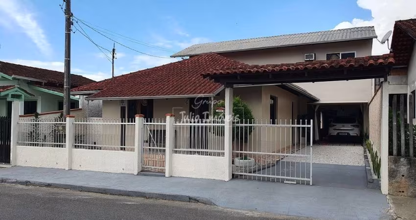 Casa com 5 dormitórios no Planalto em Brusque