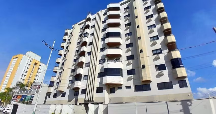 Apartamento semi-mobiliado para locação no Centro