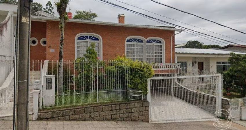 Vende-se Espaçosa Casa Residencial na Trindade, Florianópolis