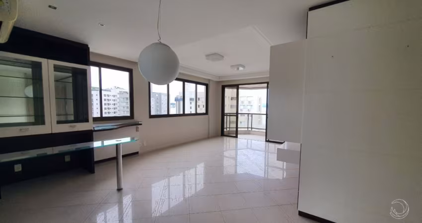 Amplo Apartamento com Vista Parcial para o Mar