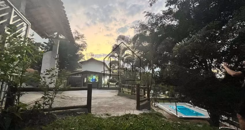 Chácara mobiliada à venda, 2.500m² de área e 265m² de construção - 3 suítes espaçosas - recanto dos